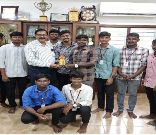 தமிழ்த்துறை முதுகலை மாணவர்கள் மாநிலம் தழுவிய அளவில் குறும்படப் போட்டியில் முதல் பரிசை வென்று வந்துள்ளனர்